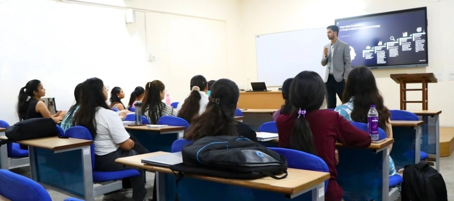 audience interacting during the session